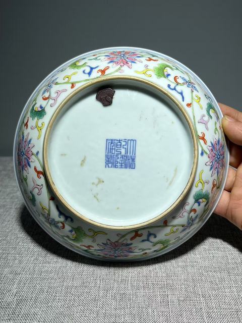 古玩陶瓷粉彩花卉紋臥盤真品鑒賞圖