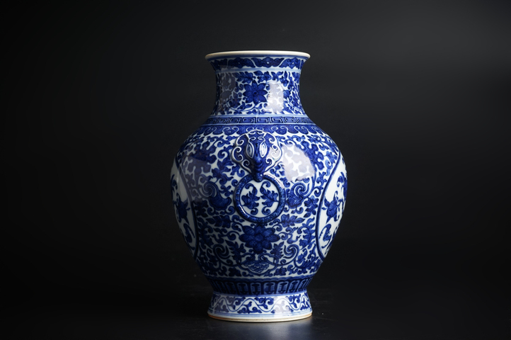 古玩陶瓷清末民初·青花纏枝花卉開窗三多紋輔首尊真品鑒賞圖