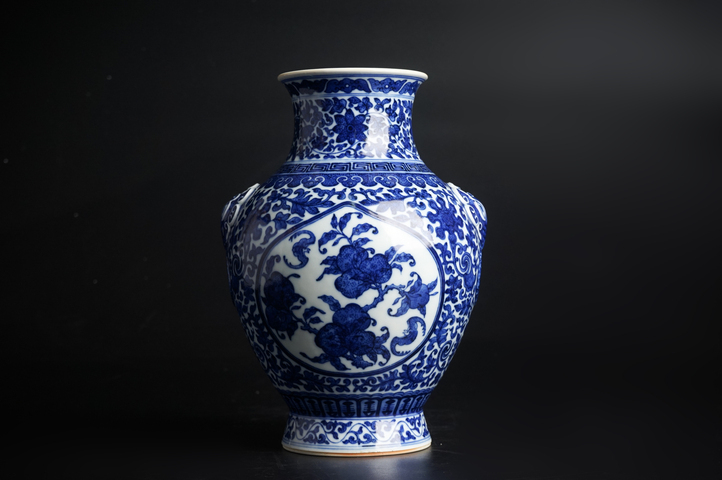 古玩陶瓷清末民初·青花纏枝花卉開窗三多紋輔首尊真品鑒賞圖