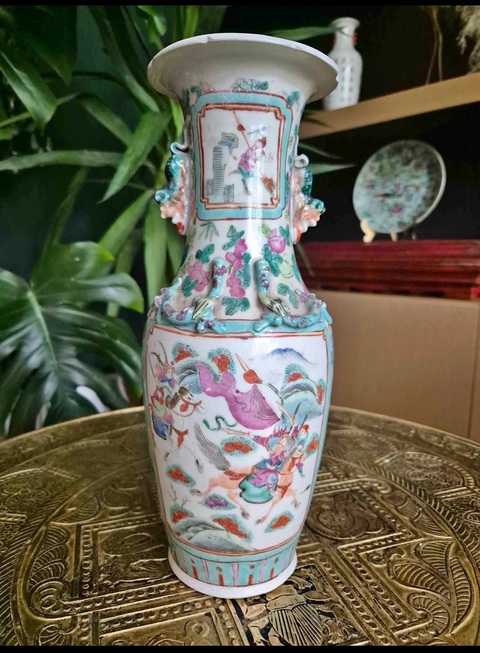 古玩陶瓷粉彩刀馬人物紋瓶真品鑒賞圖