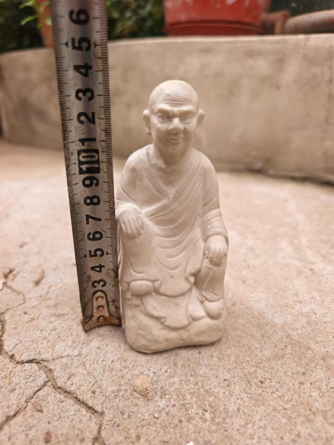 古玩陶瓷白釉羅漢瓷塑像真品鑒賞圖