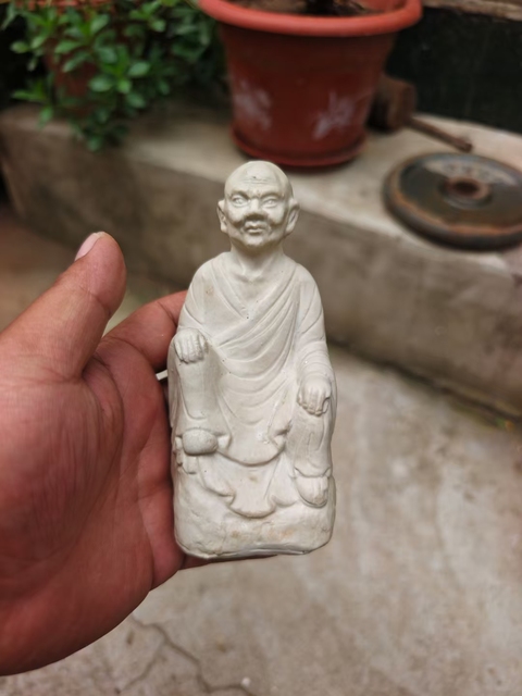 古玩陶瓷白釉羅漢瓷塑像真品鑒賞圖