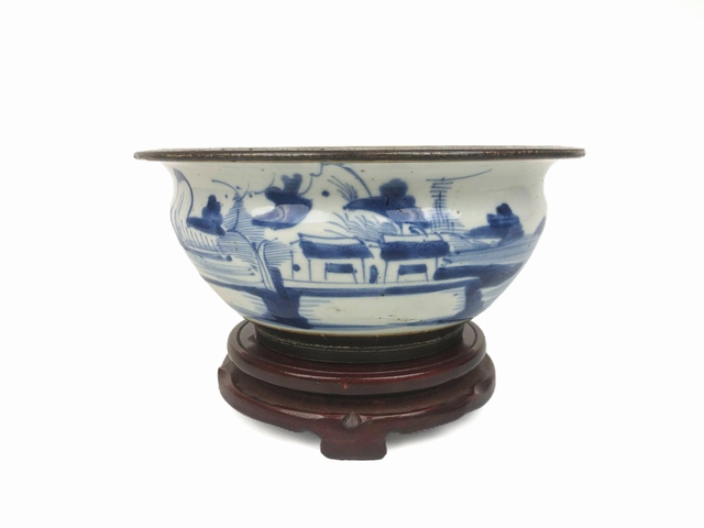 古玩陶瓷清中期·青花山水爐拍賣,當前價格0元
