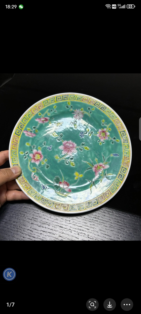 古玩陶瓷綠地粉彩花卉紋盤真品鑒賞圖