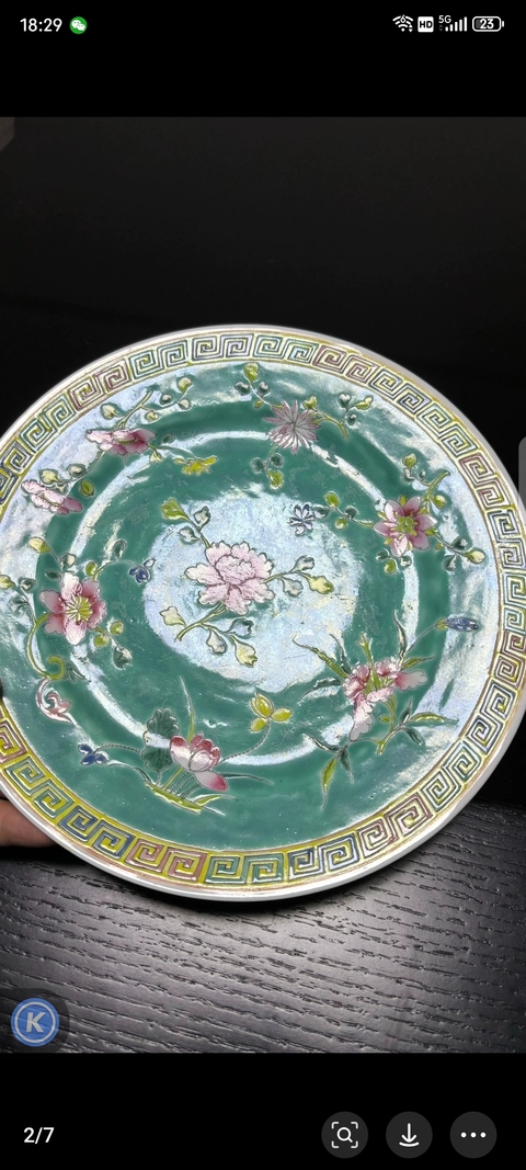 古玩陶瓷綠地粉彩花卉紋盤真品鑒賞圖