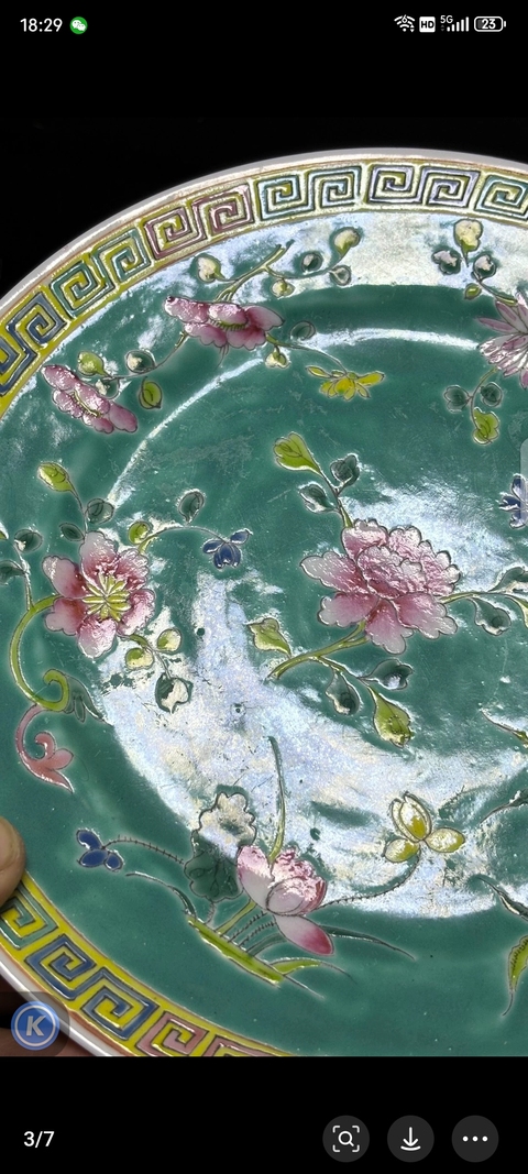 古玩陶瓷綠地粉彩花卉紋盤真品鑒賞圖