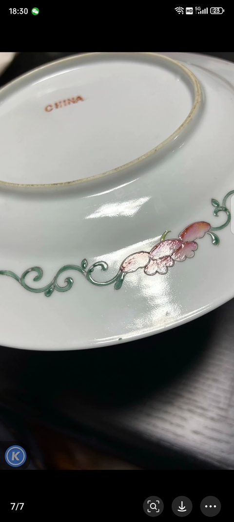 古玩陶瓷綠地粉彩花卉紋盤真品鑒賞圖