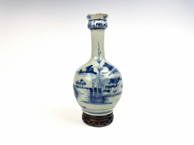 古玩陶瓷清中期·青花山水蒜頭瓶真品鑒賞圖