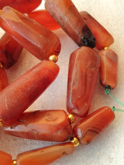 古玩玉器限量放漏一條紅瑪瑙多棱珠串拍賣,當前價格299元