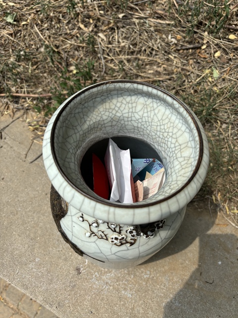 古玩陶瓷清中晚期仿哥釉泥金堆塑達摩渡江洗口燈籠尊拍賣,當前價格13000元