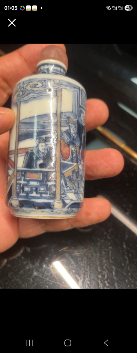古玩陶瓷清晚期 青花釉里紅人物紋鼻煙壺真品鑒賞圖