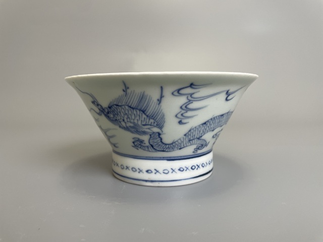 古玩陶瓷清早期 富貴長(zhǎng)春款 青花云龍紋斗笠碗拍賣,當(dāng)前價(jià)格390元
