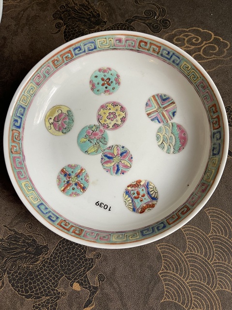 古玩陶瓷皮球花粉彩盤真品鑒賞圖
