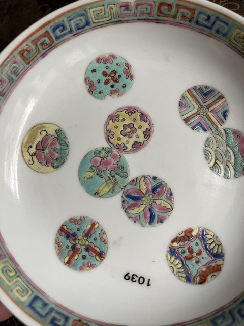 古玩陶瓷皮球花粉彩盤真品鑒賞圖