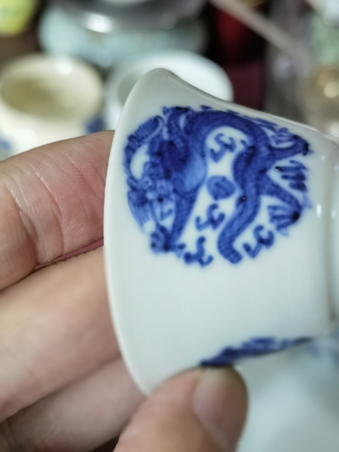 古玩陶瓷團龍紋青花杯真品鑒賞圖