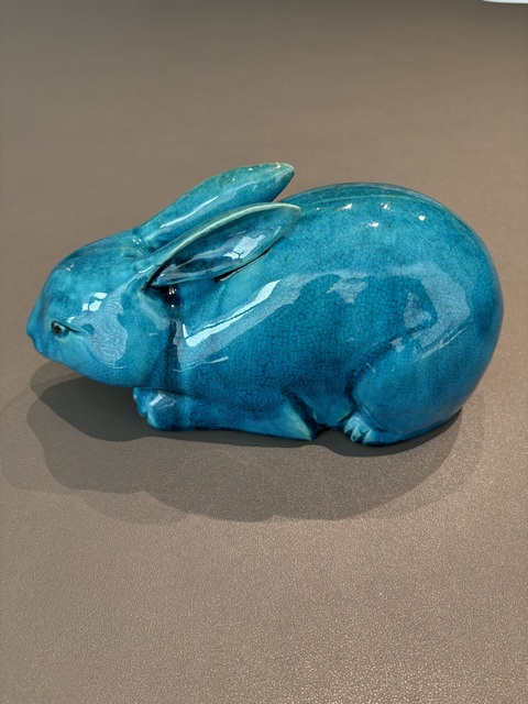 古玩陶瓷孔雀藍釉兔子塑像真品鑒賞圖