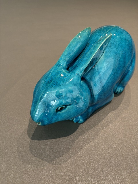 古玩陶瓷孔雀藍釉兔子塑像真品鑒賞圖