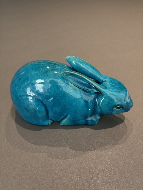 古玩陶瓷孔雀藍釉兔子塑像真品鑒賞圖