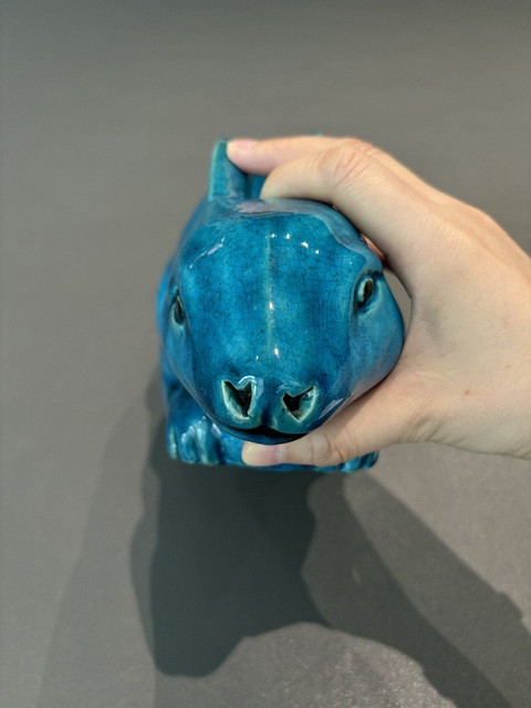 古玩陶瓷孔雀藍釉兔子塑像真品鑒賞圖