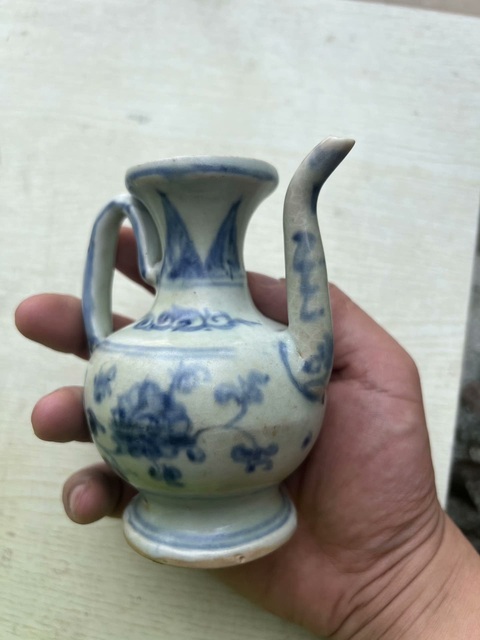 古玩陶瓷青花花卉紋執壺真品鑒賞圖