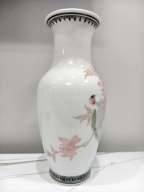 古玩陶瓷中國工藝美術(shù)大師李人中《桃花鸚鵡圖》花鳥紋瓶拍賣，當(dāng)前價格16800元