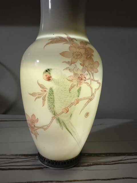 古玩陶瓷中國工藝美術(shù)大師李人中《桃花鸚鵡圖》花鳥紋瓶拍賣，當(dāng)前價格16800元