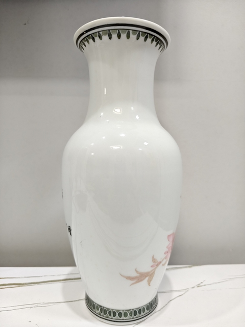 古玩陶瓷中國工藝美術(shù)大師李人中《桃花鸚鵡圖》花鳥紋瓶拍賣，當(dāng)前價格16800元