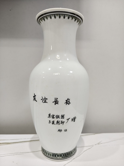 古玩陶瓷中國工藝美術(shù)大師李人中《桃花鸚鵡圖》花鳥紋瓶拍賣，當(dāng)前價格16800元