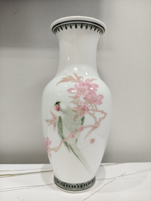 古玩陶瓷中國工藝美術(shù)大師李人中《桃花鸚鵡圖》花鳥紋瓶拍賣，當(dāng)前價格16800元