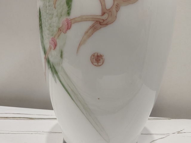 古玩陶瓷中國工藝美術(shù)大師李人中《桃花鸚鵡圖》花鳥紋瓶拍賣，當(dāng)前價格16800元