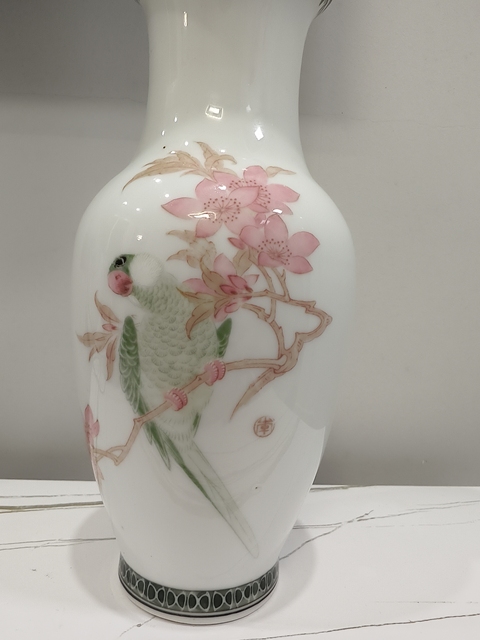 古玩陶瓷中國工藝美術(shù)大師李人中《桃花鸚鵡圖》花鳥紋瓶拍賣，當(dāng)前價格16800元