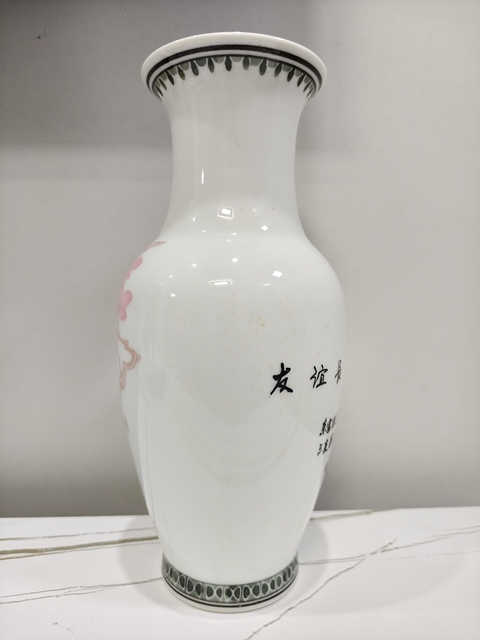 古玩陶瓷中國工藝美術(shù)大師李人中《桃花鸚鵡圖》花鳥紋瓶拍賣，當(dāng)前價格16800元