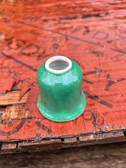 古玩陶瓷綠哥釉水盂真品鑒賞圖