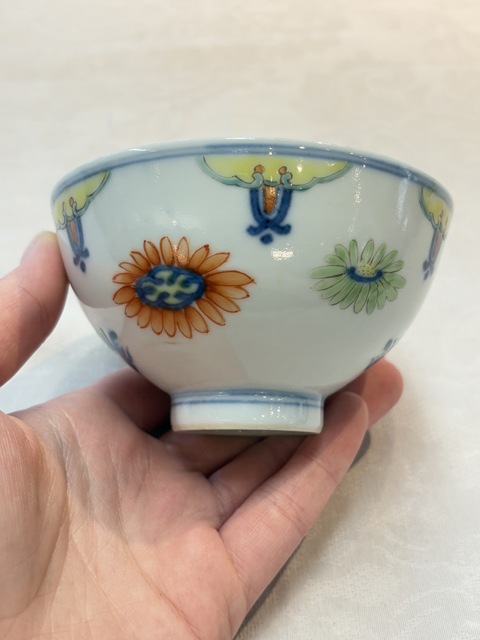 古玩陶瓷斗彩花卉紋茶碗真品鑒賞圖
