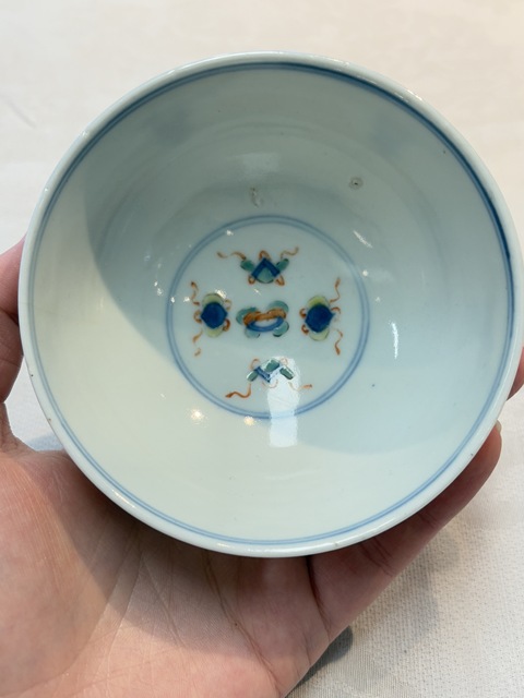 古玩陶瓷斗彩花卉紋茶碗真品鑒賞圖