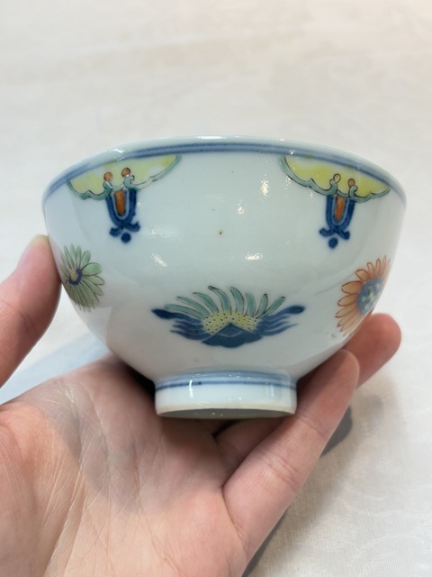 古玩陶瓷斗彩花卉紋茶碗真品鑒賞圖