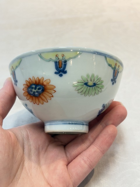古玩陶瓷斗彩花卉紋茶碗真品鑒賞圖