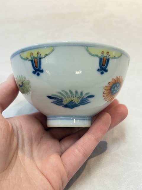 古玩陶瓷斗彩花卉紋茶碗真品鑒賞圖
