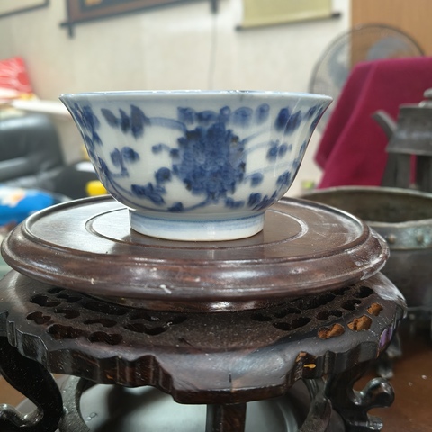 古玩陶瓷青花纏枝花卉紋茶碗真品鑒賞圖