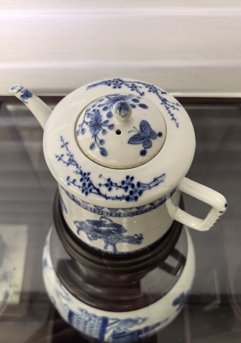 古玩陶瓷清中晚青花人物故事(蕭何留韓信)茶壺拍賣(mài),當(dāng)前價(jià)格11888元