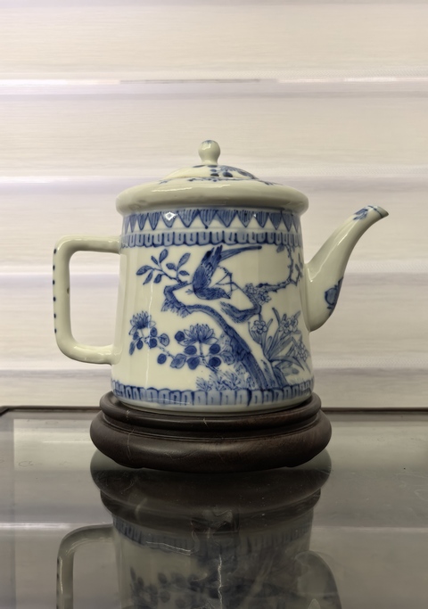 古玩陶瓷清中晚青花人物故事(蕭何留韓信)茶壺拍賣(mài),當(dāng)前價(jià)格11888元