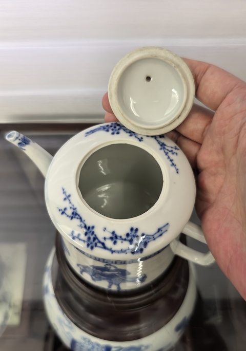 古玩陶瓷清中晚青花人物故事(蕭何留韓信)茶壺拍賣(mài),當(dāng)前價(jià)格11888元