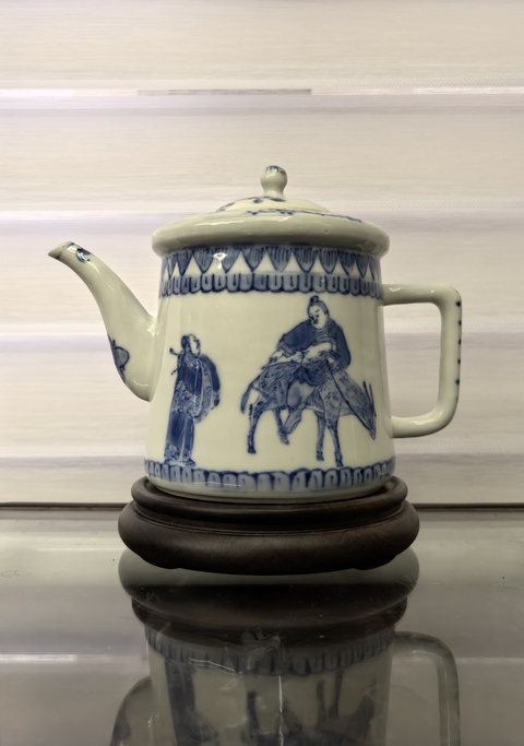 古玩陶瓷清中晚青花人物故事(蕭何留韓信)茶壺拍賣(mài),當(dāng)前價(jià)格11888元