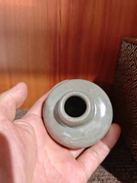古玩錢幣龍泉青釉印花罐真品鑒賞圖