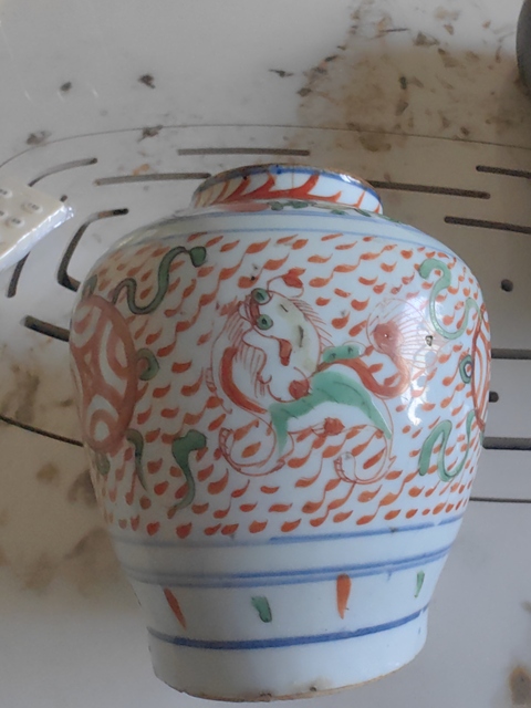 古玩陶瓷五彩獅子繡球紋罐真品鑒賞圖