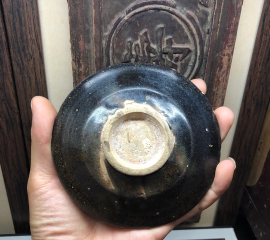 古玩陶瓷疊燒黑釉茶碗真品鑒賞圖