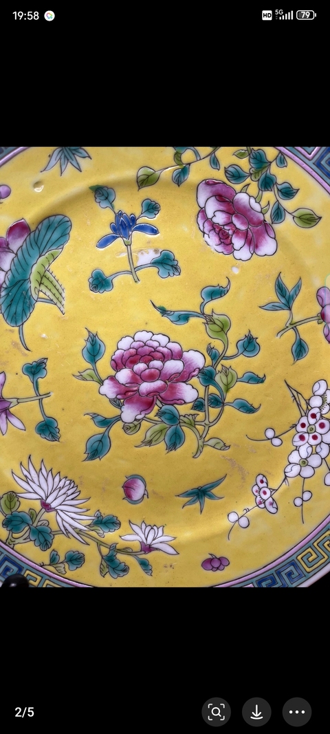 古玩陶瓷黃地粉彩花卉紋盤真品鑒賞圖