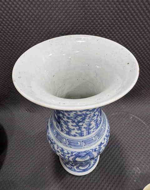古玩陶瓷青花纏枝蓮紋喜字花觚真品鑒賞圖