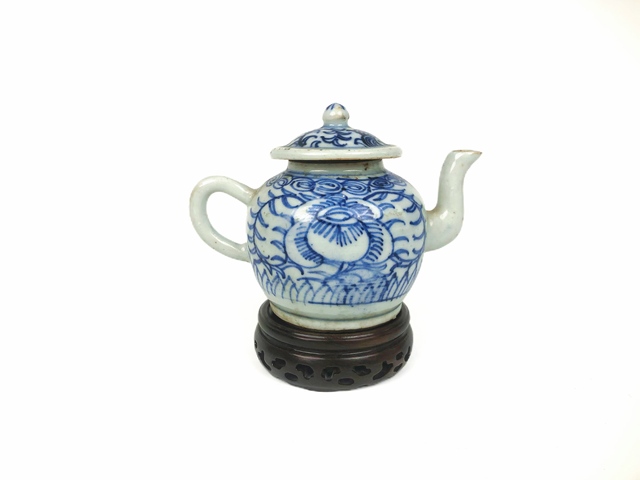 古玩陶瓷清中期·青花纏枝蓮茶壺真品鑒賞圖
