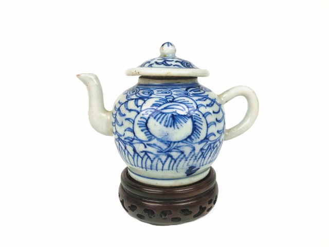 古玩陶瓷清中期·青花纏枝蓮茶壺真品鑒賞圖
